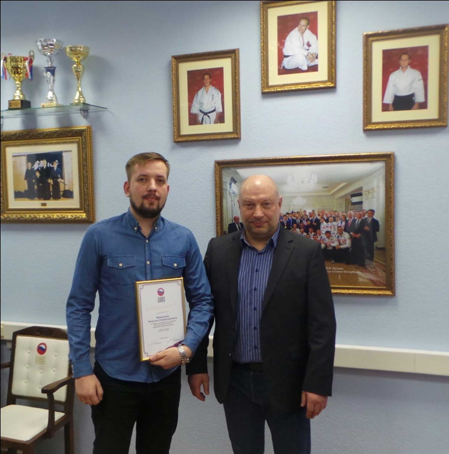 Алексей Макшаков (слева) получил грамоту за проведение в Сирии Фестиваля боевых искусств в 2018 году. Источник: rsbi.ru