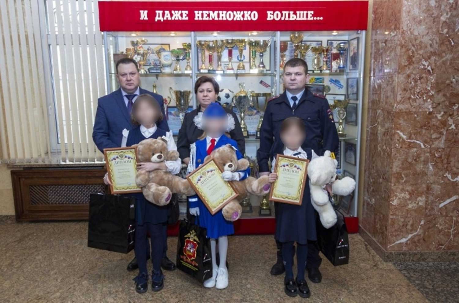 Александр Самофал (на фото слева) на награждении победителей детского конкурса «Участковый глазами детей», апрель 2023 года. Источник: naukograd-dubna.ru