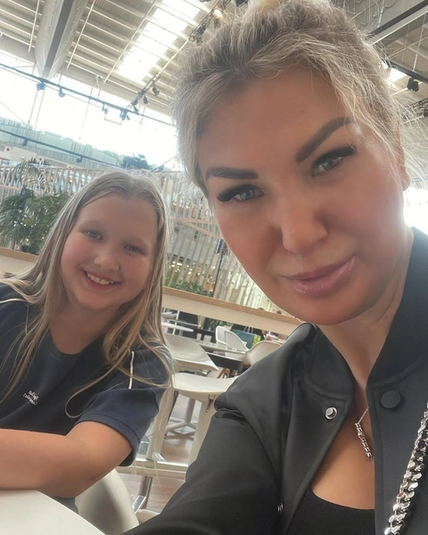 Первая жена Ивлева воспитывает несовершеннолетнюю дочь Марию. Старшему сыну Константина 26 лет.